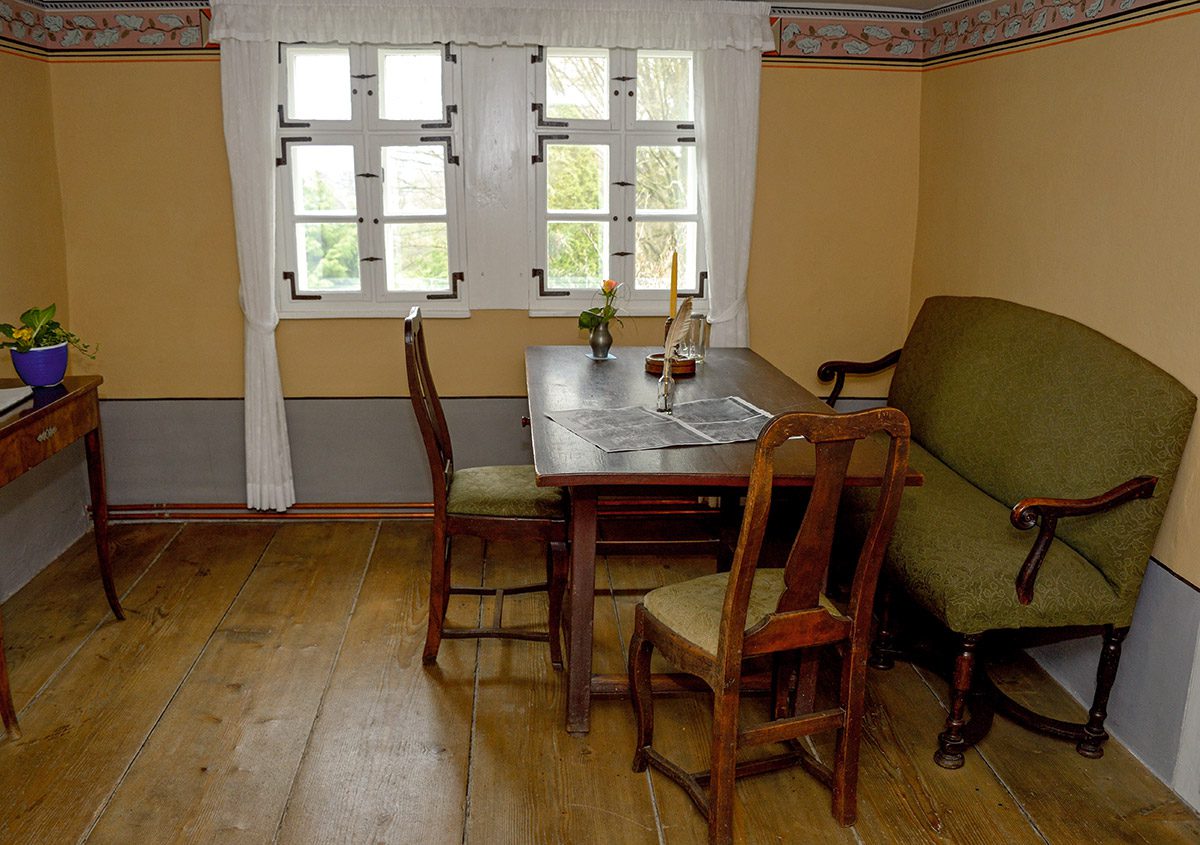 An diesem Tisch, in diesem Zimmer in der Rollwenzelei in Bayreuth sind zahlreiche Schriften unterschiedlicher Art entstanden, unterstüt5zt durch den reichlichen Genuß von Wein und Bier, der jedoch arbeitstechnisch bewußt dosiert wurde.