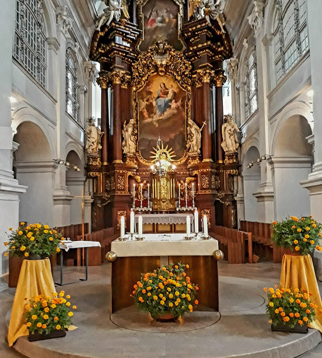 Inneres der Klosterkirche mit Blick zum Hochaltar