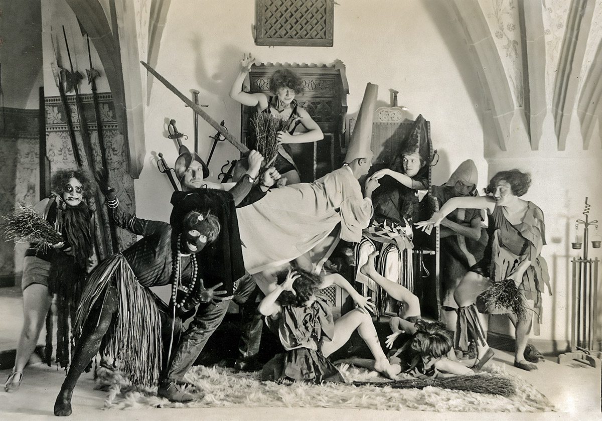 Sommerschule des Choreografen Rudolf von Laban 1929. Gruppenfoto im Rittersaal.