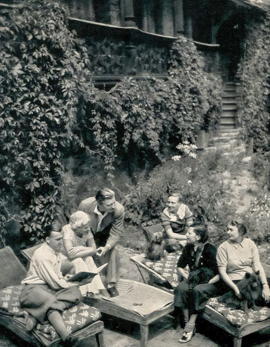 Mitglieder der Deutschen Musik-Bühne im Probengespräch 1933