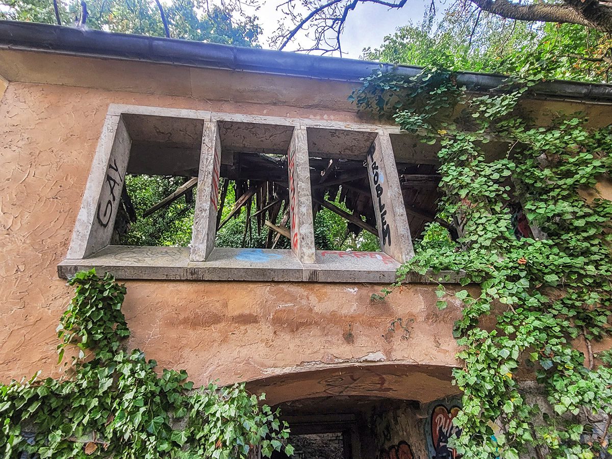 Das ehemalige Tanzcafe Charlott-Terrassen am Nikolausberg in Würzburg