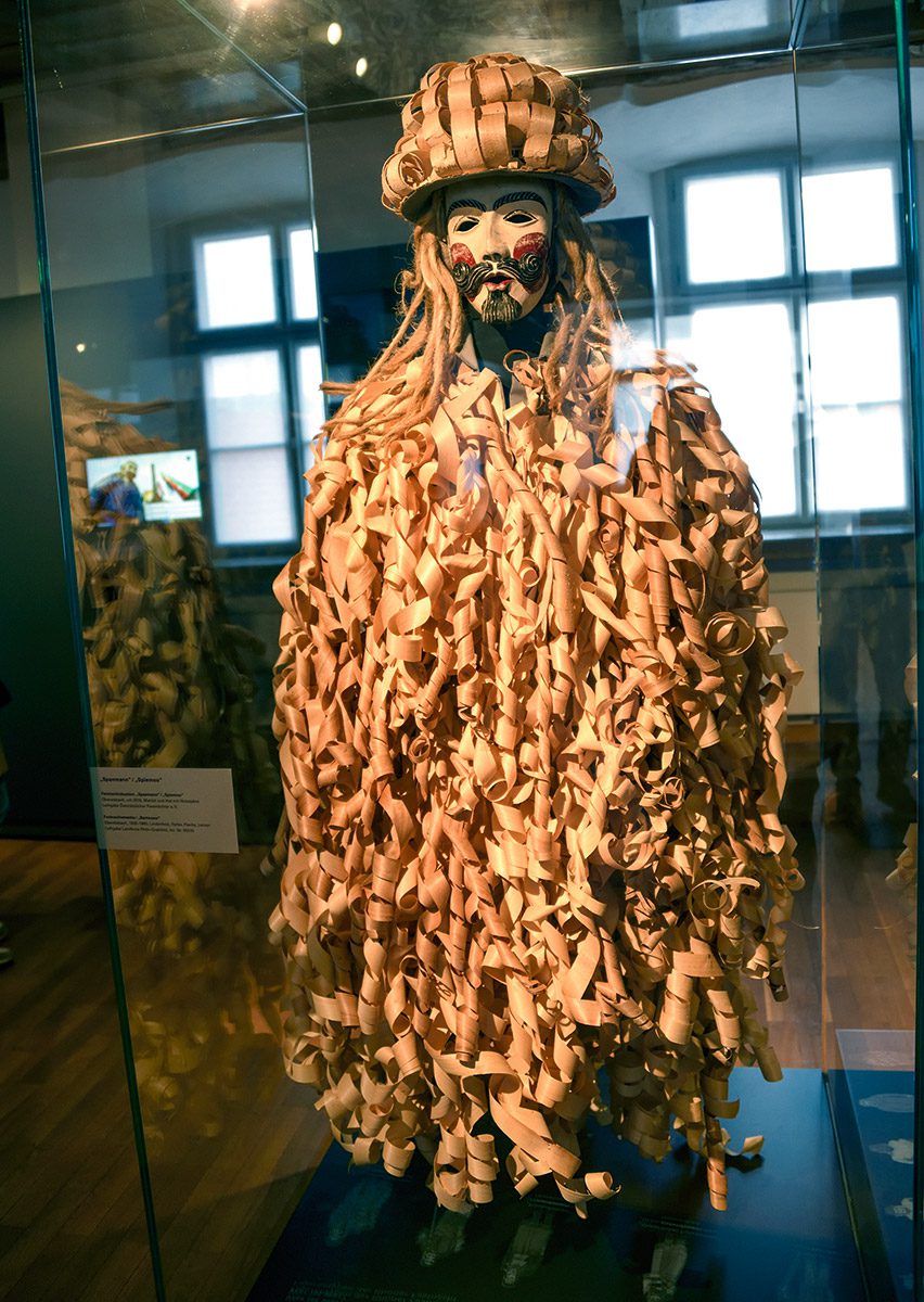 Kostüm eines Spanmannes, zusammengesetzt aus tausend gehobelten Pappelspänen