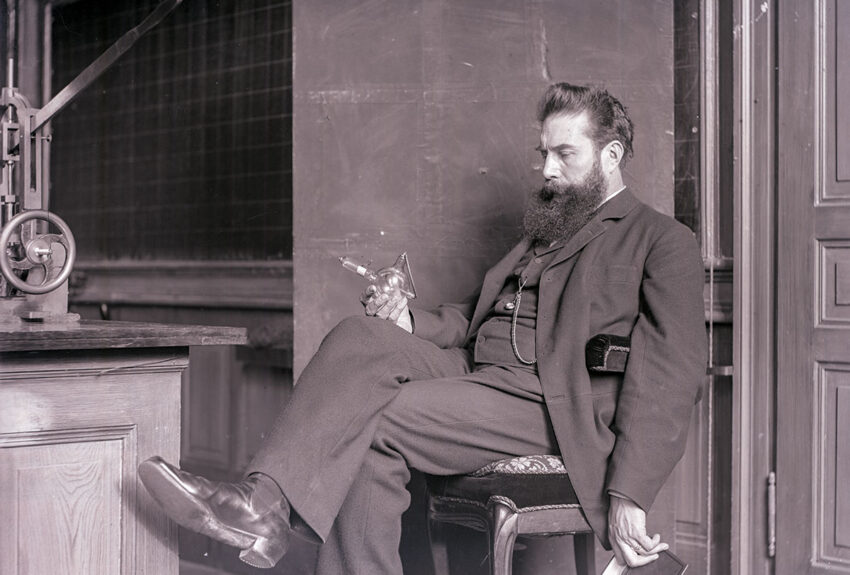 Röntgen im Hörsaal in Würzburg 1898 mit der ersten Röntgenröhre aus der Firma Siemens in der Hand / Röntgenmuseum Remscheid/Lennep Röntgen im Hörsaal in Würzburg 1898 mit der ersten Röntgenröhre aus der Firma Siemens in der Hand / Röntgenmuseum Remscheid/Lennep