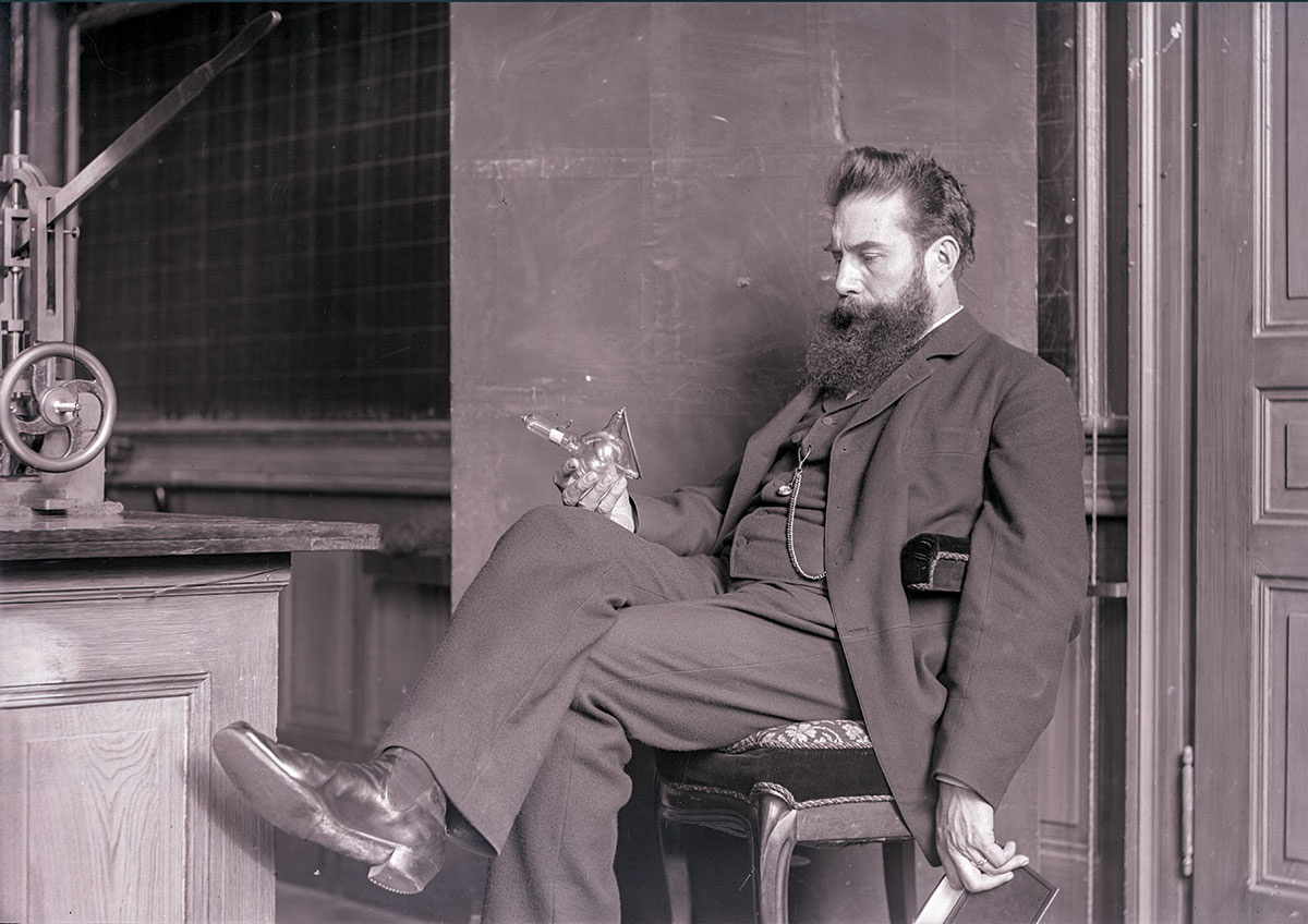 Röntgen im Hörsaal in Würzburg 1898 mit der ersten Röntgenröhre aus der Firma Siemens in der Hand / Röntgenmuseum Remscheid/Lennep