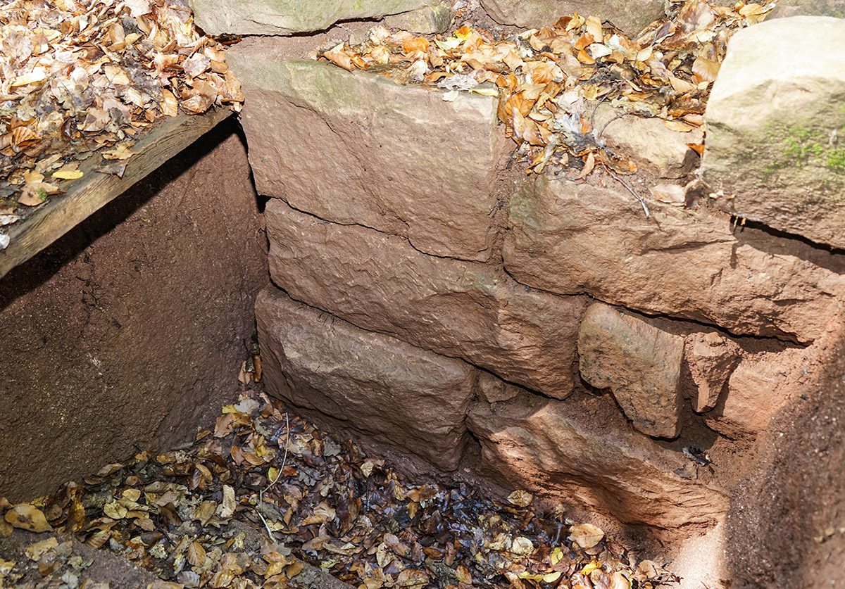 Erst die Grabungen brachten es ans Licht: Die Burg Wahlmich bei Waldaschaff war ursprünglich in den Ecken der Umfassungsmauer mit Bossenquadern besetzt.