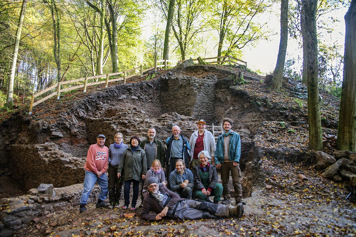Stolz auf das Geleistete – die Grabungsmannschaft vor der Burg Hausenstein im Kahlgrund.