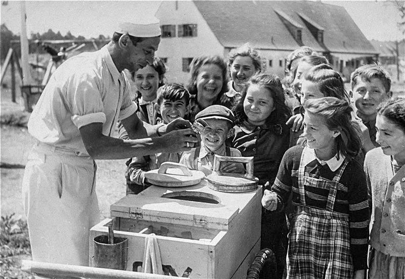 Eisausgabe im Jüdischen DP Camp Föhrenwald