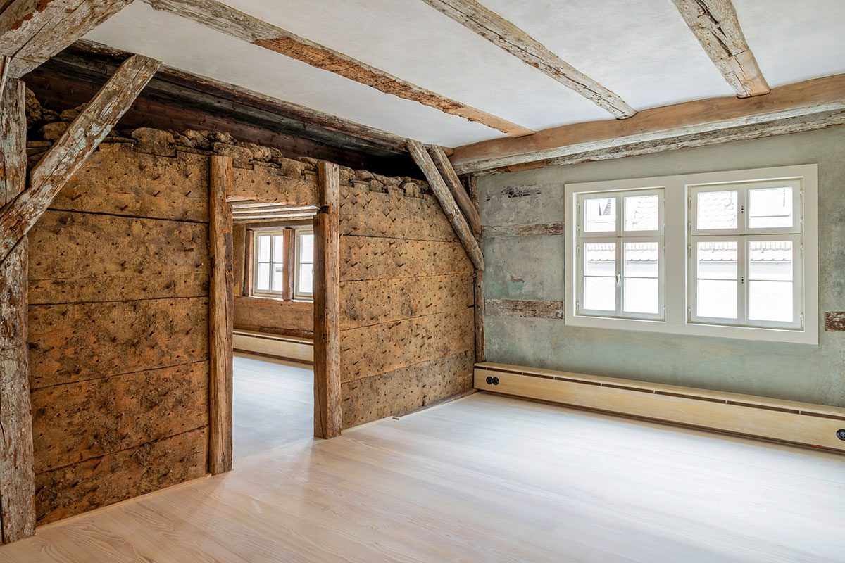 Hinein in die "Holzschachtel". Einer der Eingänge in die optimal wärmeisolierte Bohlenstube.