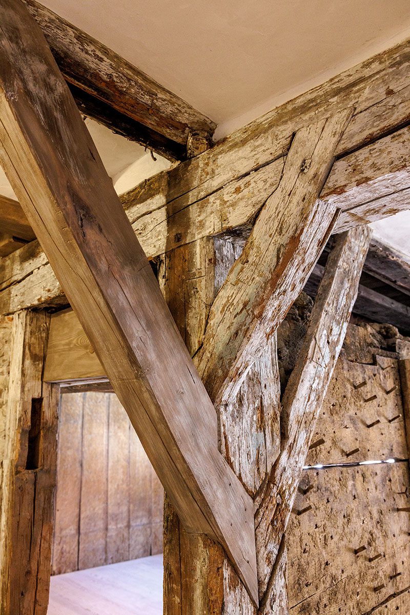 Meisterliche Schreinerarbeit: die Symbiose neuer und uralter Holzbalken.