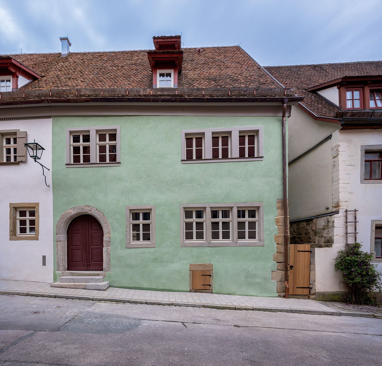 Die frisch renovierte Fassade des Hauses Judengasse 10 mit dem imposanten Rundbogenportal.