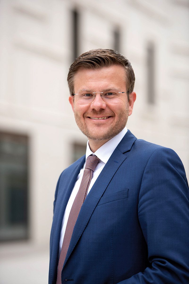 Marcus König ist seit 2020 Oberbürgermeister in seiner Heimatstadt Nürnberg. Ab 2008 gehörte der verheiratete Familienvater dem Stadtrat an, von 2017 bis 2020 als Vorsitzender der CSU-Fraktion. König hat nach der Wirtschafts- und Fachoberschule eine Banklehre gemacht. Seit 2017 war er Abteilungsdirektor in einem Bankhaus.