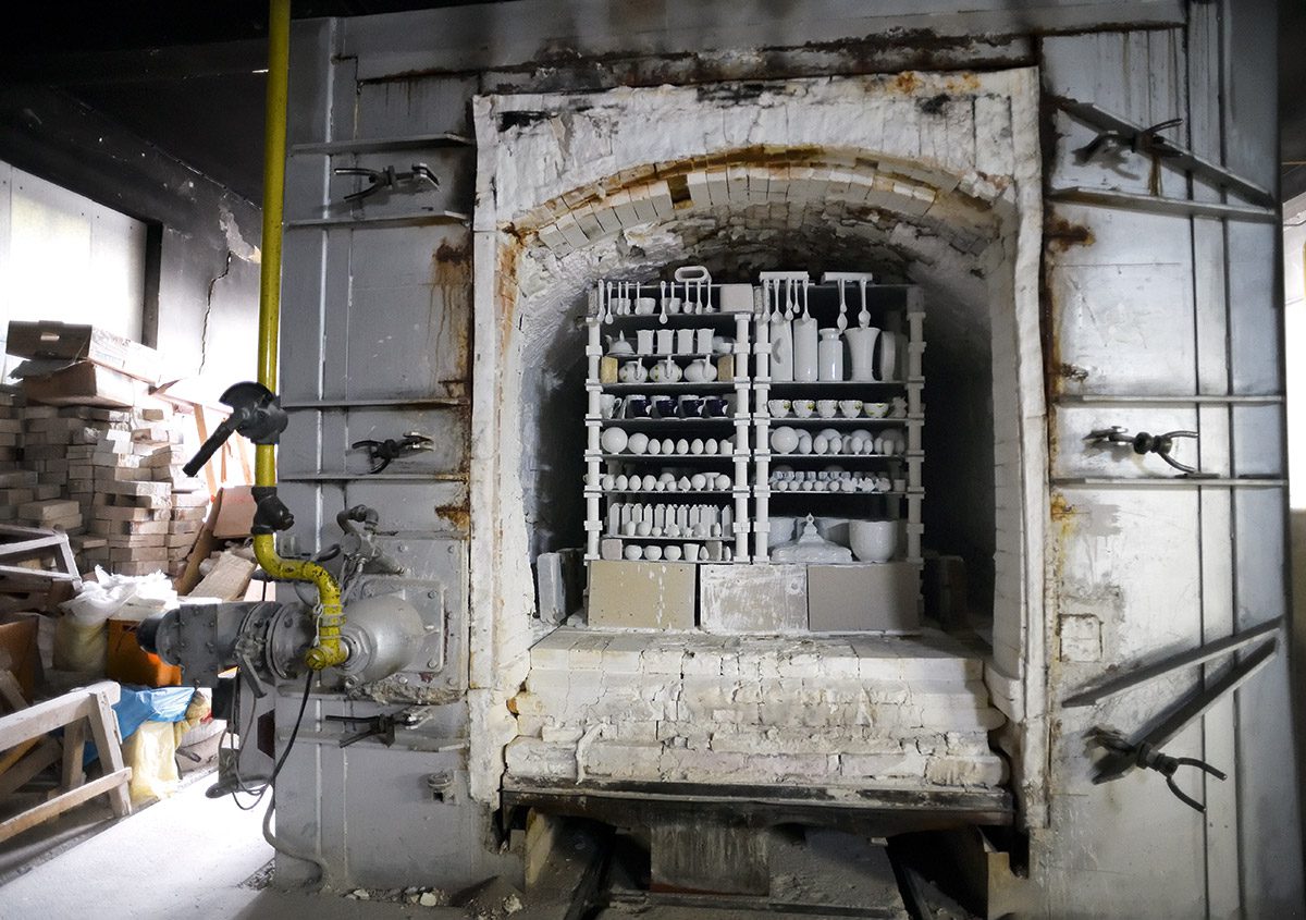 Scharffeuerofen (oder Glattbrandofen). Bei Temperaturen von etwa 1 400° C wird hier das Porzellan gebrannt.