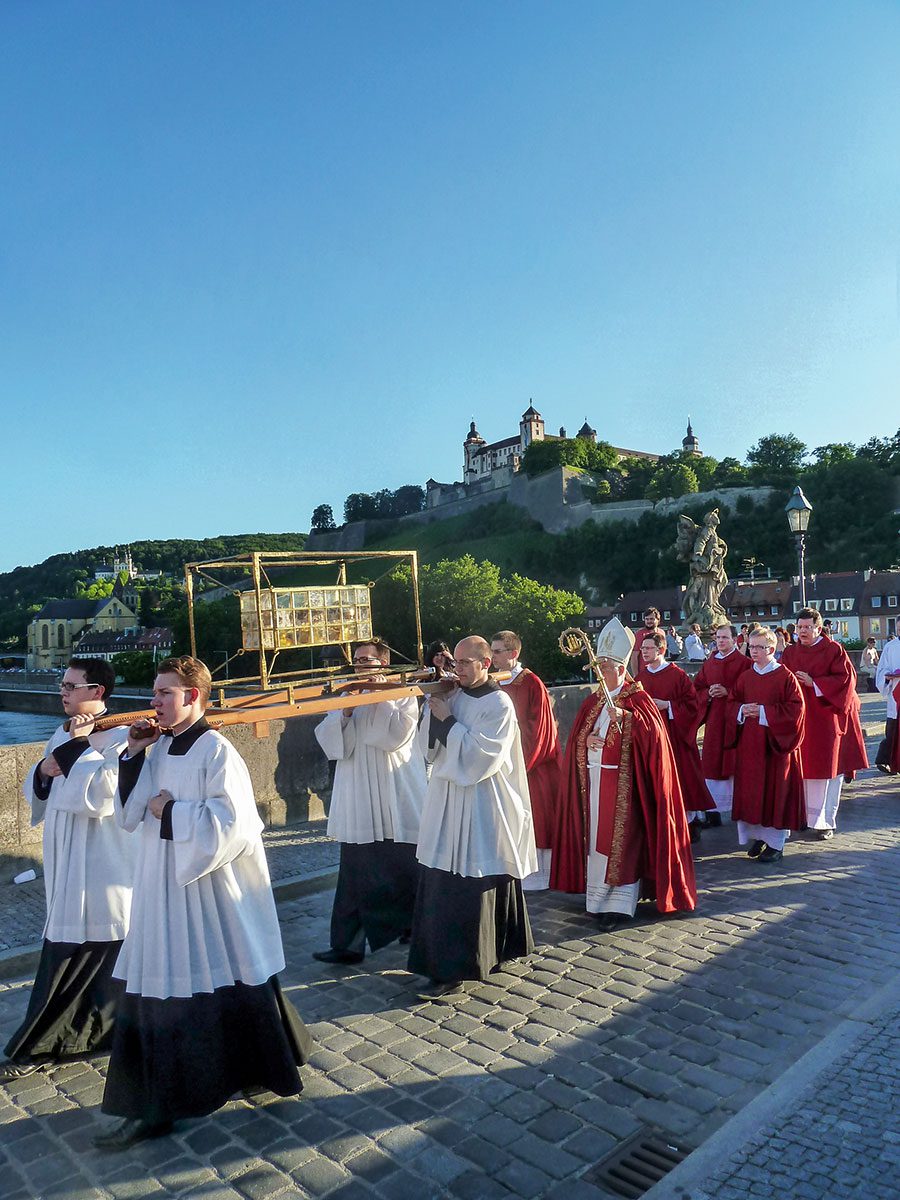 Lebendiges Erbe: Alljährlich zum Kiliansfest am 8. Juli zieht nach einer Station in St. Burkard eine Prozession mit dem Schrein der drei Frankenapostel über die alte Mainbrücke zum Dom.