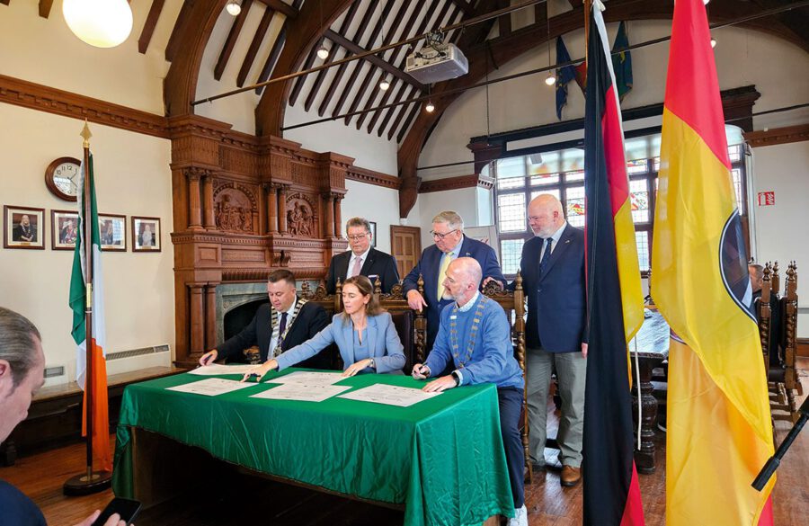 Urkunden-Erneuerung in Bray (November 2024) mit Bürgermeisterin Judith Jörg-Roth (Mitte). Dahinter: Dr. Adolf Bauer, Georges Jones und Matthias Fleckenstein.