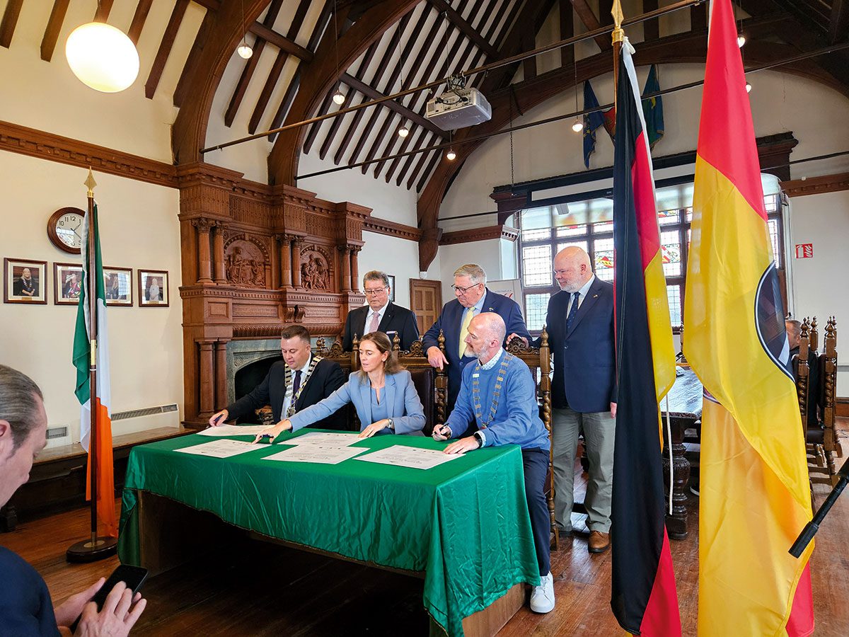 Urkunden-Erneuerung in Bray (November 2024) mit Bürgermeisterin Judith Jörg-Roth (Mitte). Dahinter: Dr. Adolf Bauer, Georges Jones und Matthias Fleckenstein.