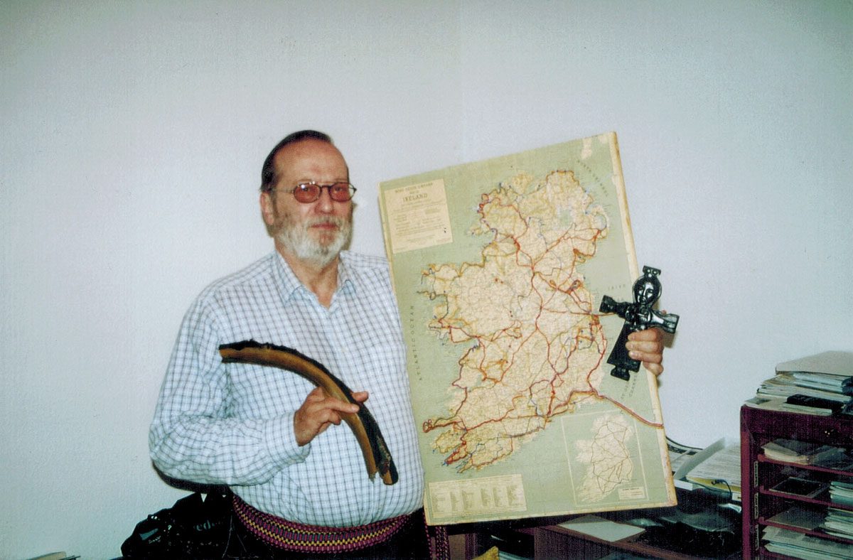Irland-Pionier Jürgen Gottschalk mit der Karte seiner 7000km-Fahrrad-Tour durch Irland im Jahre 1964, einem Hochkreuz-Modell und Reifen-Bruchstücken.