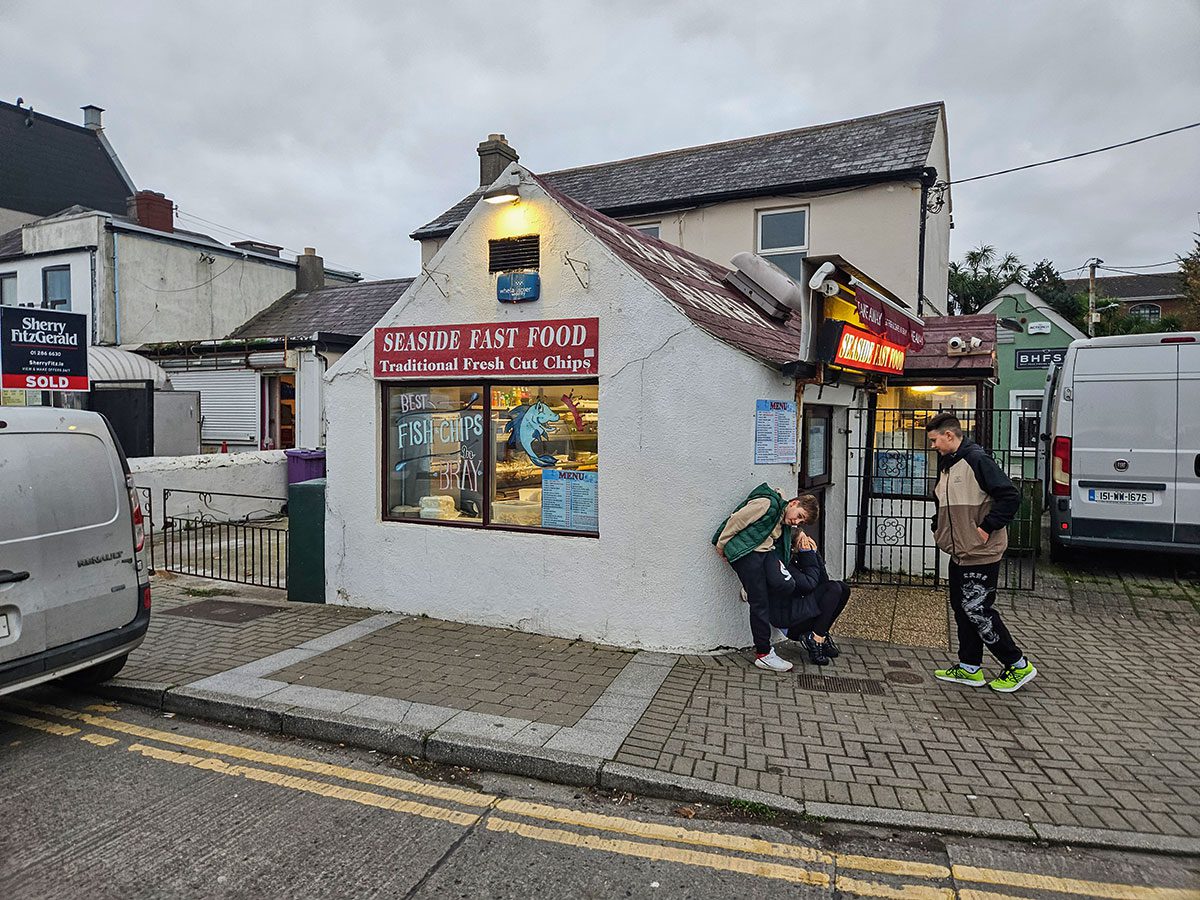 Schnappschuss auf der Strandpromenade von Bray: Fish&Chips Shop