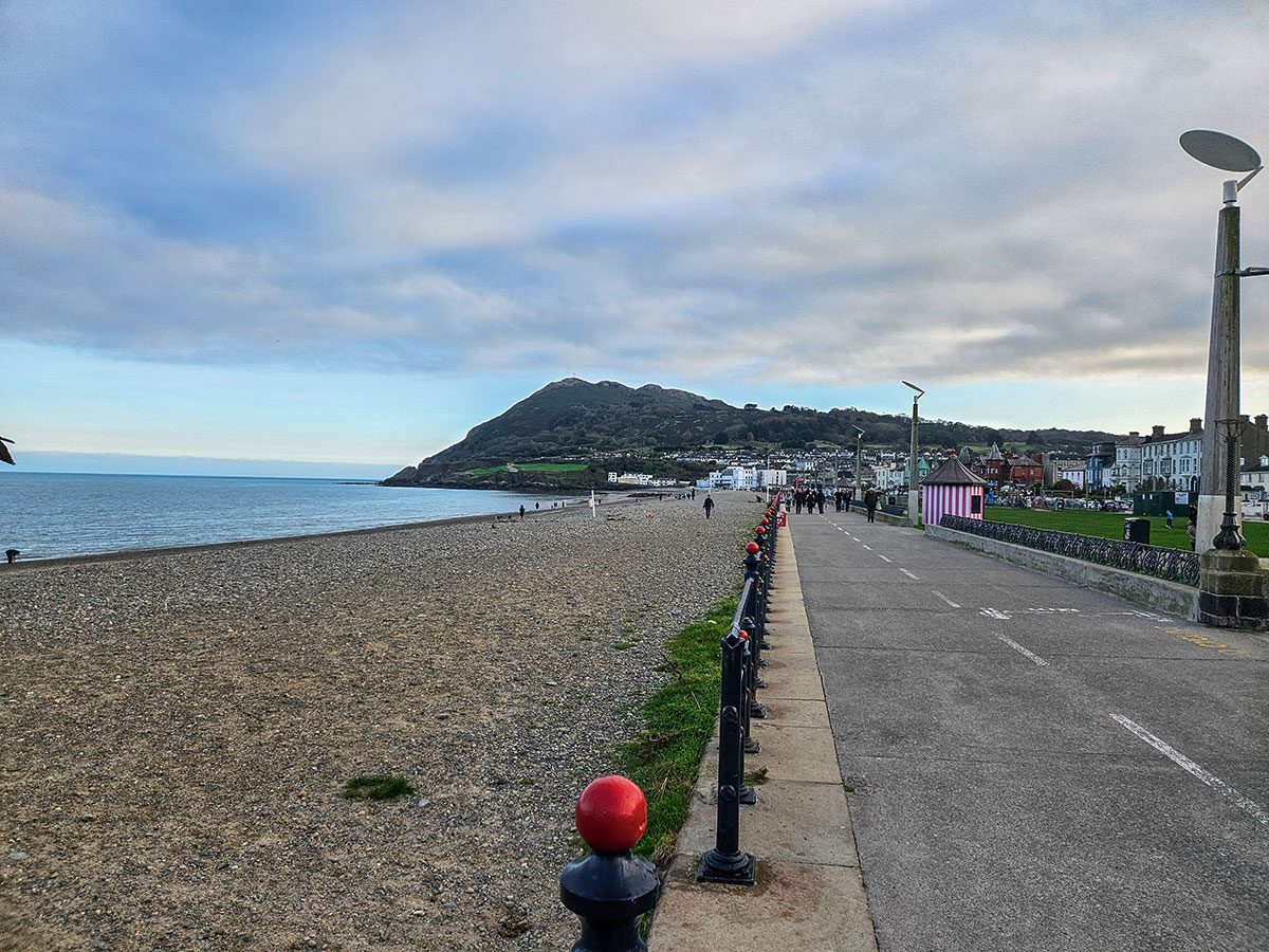 Bray und seine Strandpromenade prägen georgianische Häuser und ein Kies-Strand, begrenzt am südlichen Ende vom 240 Meter hohen Hügel des Bray Head. Bray ist von Dublin aus leicht mit der S-Bahn DART zu erreichen.