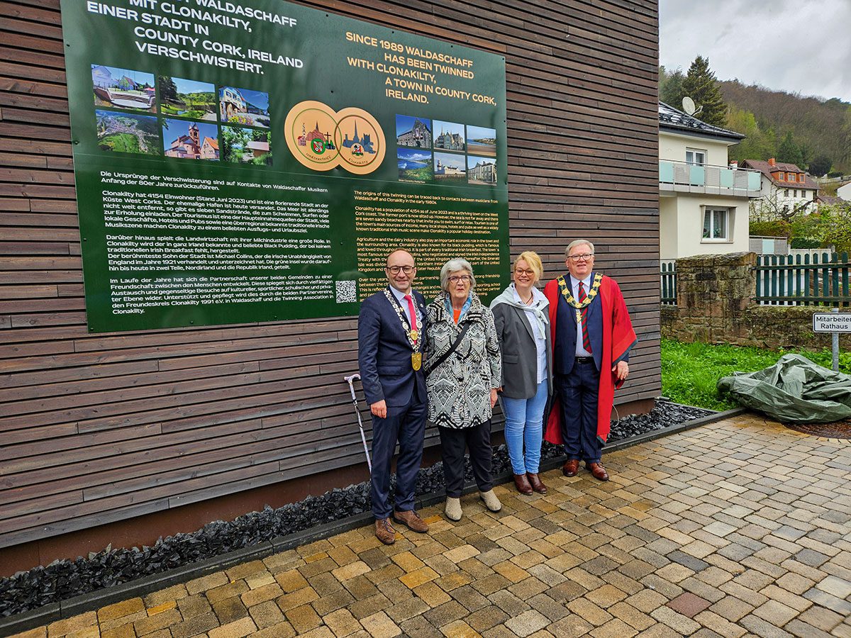Bürgermeister Marcus Grimm und Chrís Hínchy beim Jubiläum am 3. April 2024 in Waldaschaff mit zwei artnerschaftsaktivitstinnen Nan Dineen (Clonakilty Town Twinning Association) und Sonja Heyn-Völker (Freundeskreis Clonakilty e.V. 1991).