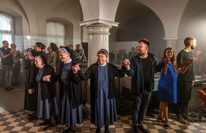 „Hell ist die Nacht“ hieß eine außergewöhnliche musiktheatralische Installation beim Würzburger Mozartfest, erstmals aufgeführt 2024, wiederholt 2025.