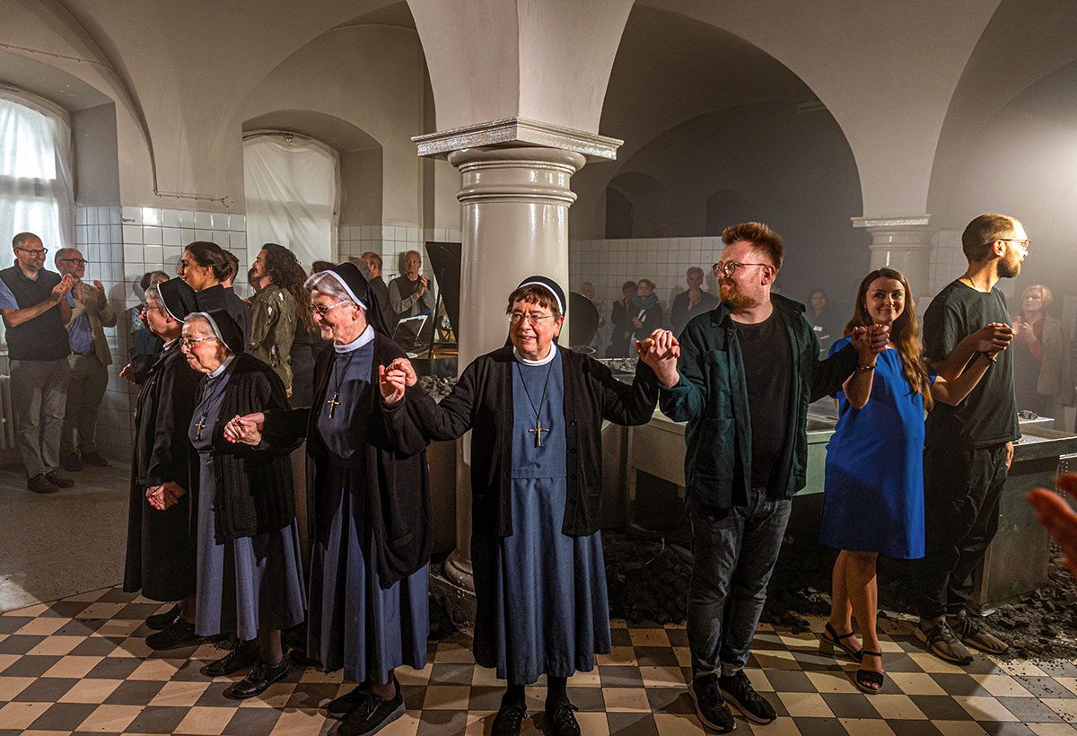 „Hell ist die Nacht“ hieß eine außergewöhnliche musiktheatralische Installation beim Würzburger Mozartfest, erstmals aufgeführt 2024, wiederholt 2025.