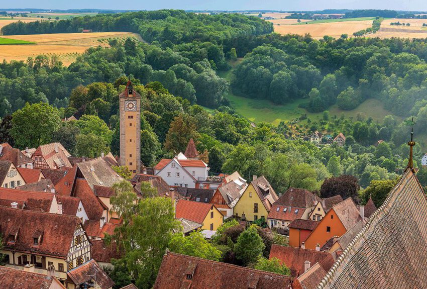 Blick über den Burgtorturm über das Taubertal auf die Hohenloher Ebene