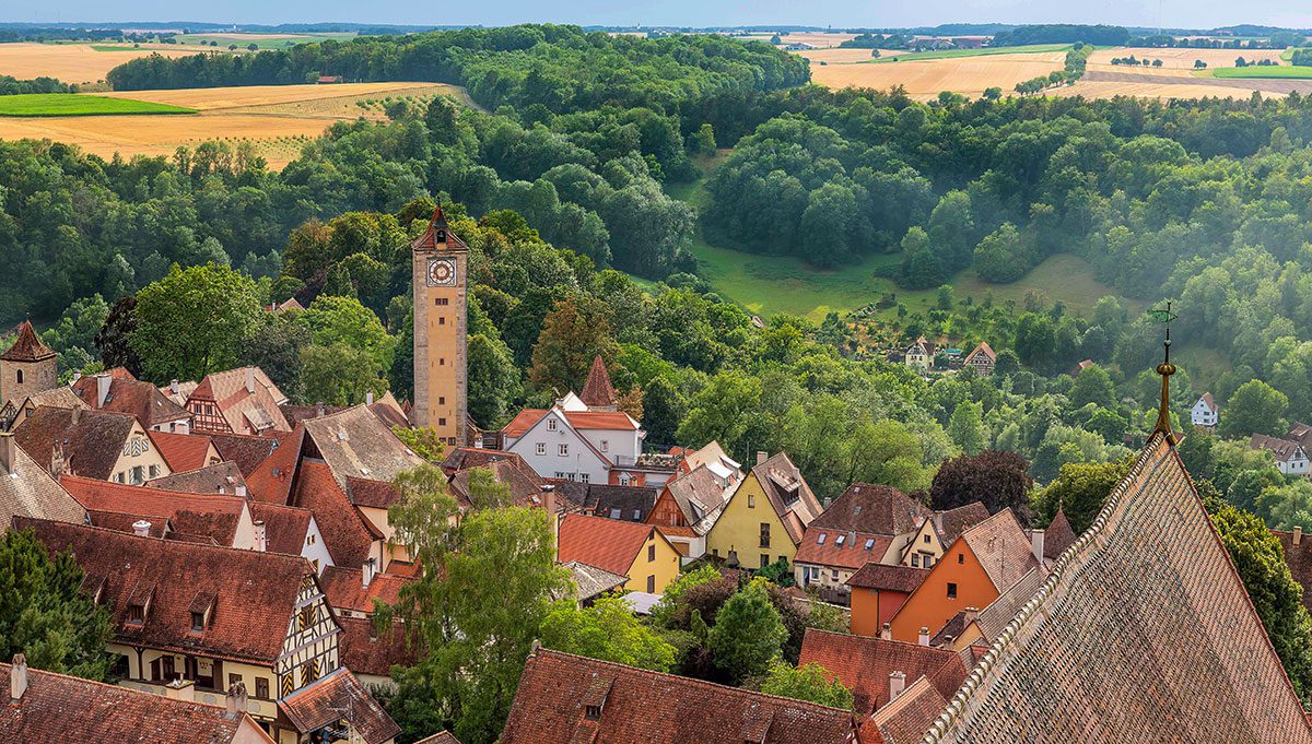 Blick über den Burgtorturm über das Taubertal auf die Hohenloher Ebene
